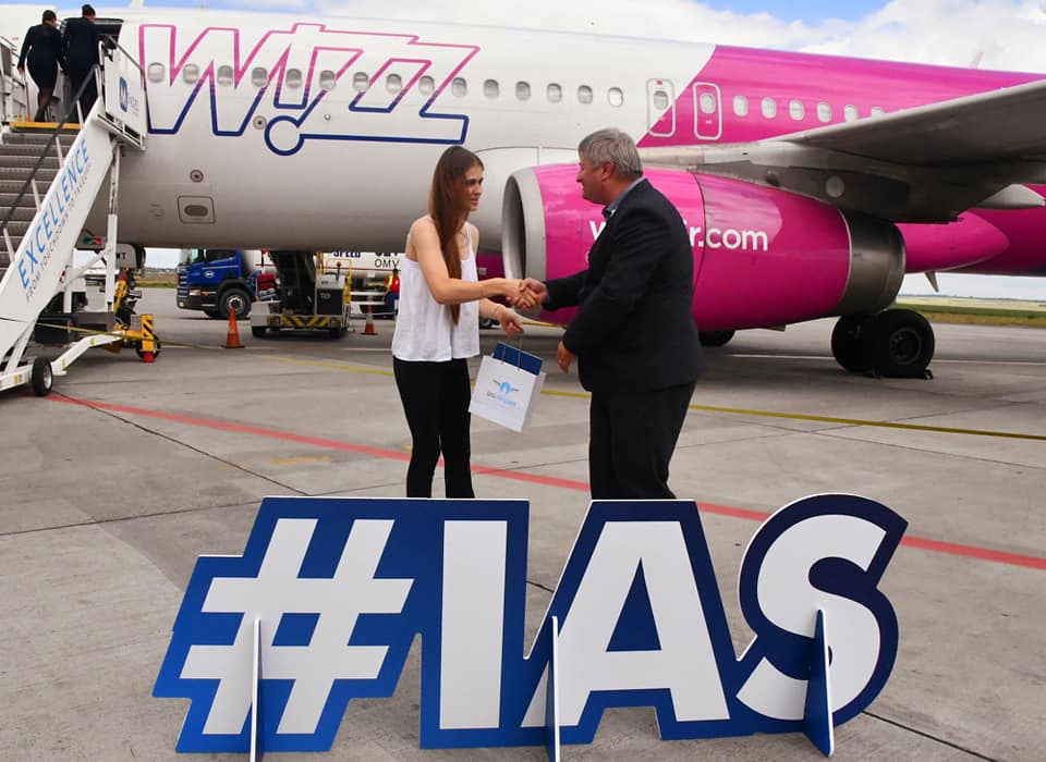 3 milioane de pasageri, transportați pe Aeroportul Internațional Iași de Wizz Air. Ce surpriză a primit pasagera cu numărul câștigător – FOTO