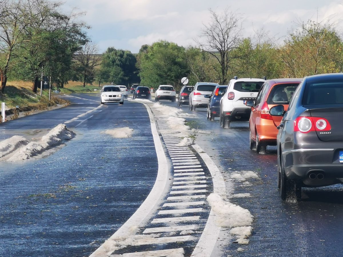 Cod galben de ploi în județul Iași. Grindină pe Drumul European 583, la ieșire din Strunga – FOTO/VIDEO