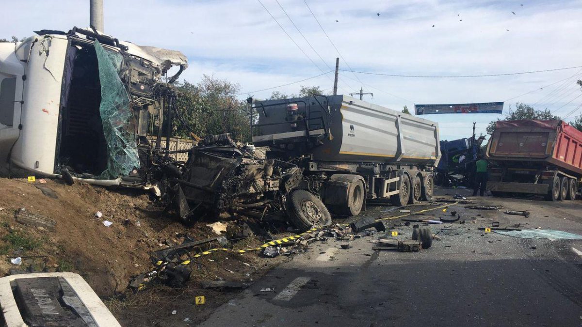 Posibil accident rutier mortal în Iași unde un TIR a intrat într-un autoturism – EXCLUSIV