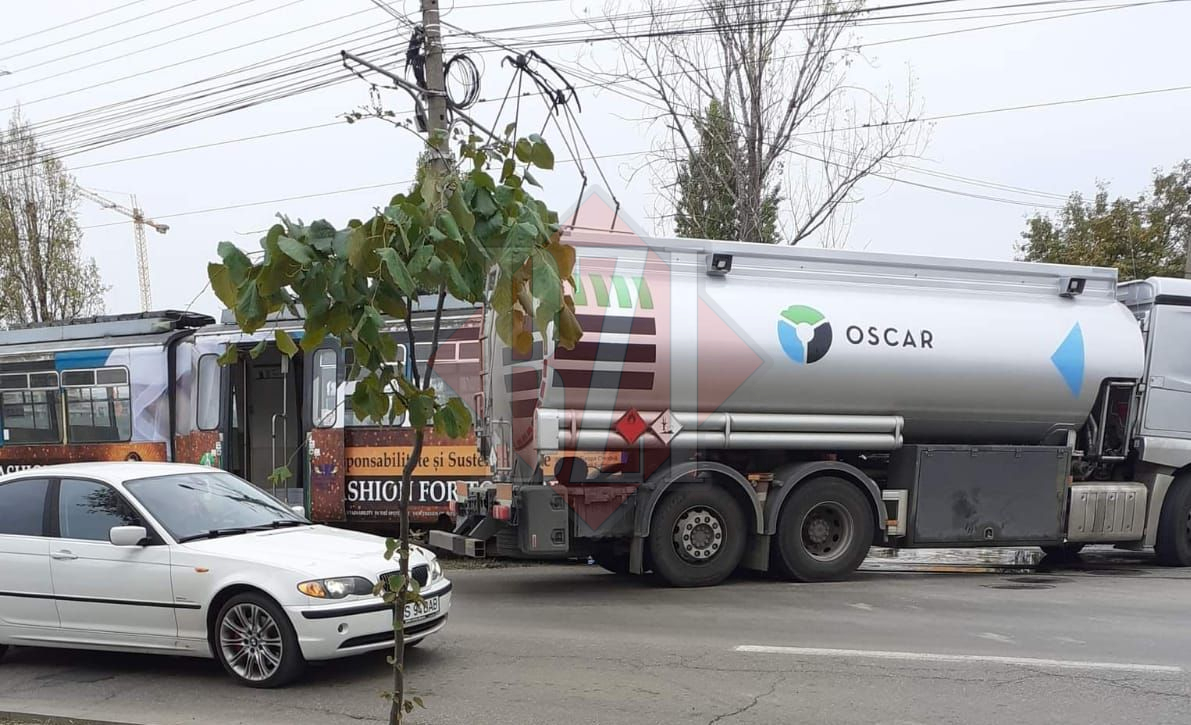 Un tramvai a intrat în coliziune cu o cisternă Oscar care transporta carburant la Iași  – EXCLUSIV/FOTO
