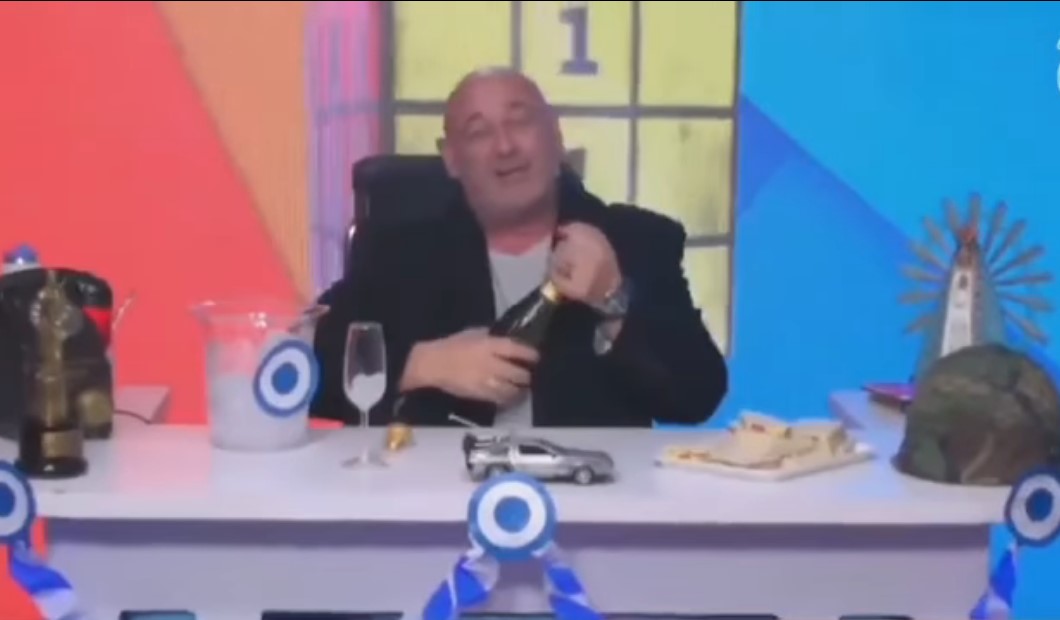 În Argentina s-a sărbătorit moartea Reginei Elisabeta a II-a! S-a deschis și șampania – VIDEO