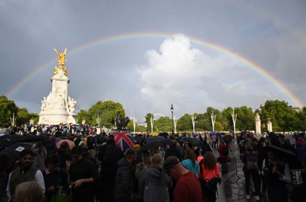 Curcubeu la Palatul Buckingham din Londra, la scurt timp după decesul reginei Elisabeta a II-a a Marii Britanii – FOTO
