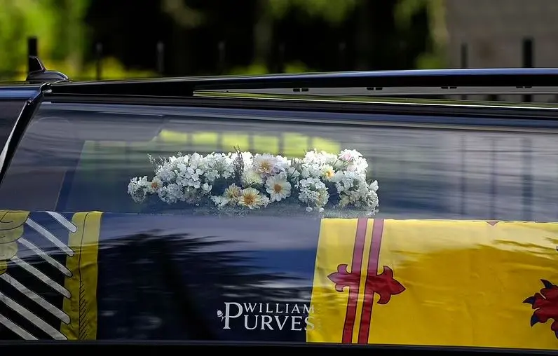 Ce semnificație are cununa de flori de pe sicriul Reginei Elisabeta? Are legătură cu soțul suveranei, Prințul Phili