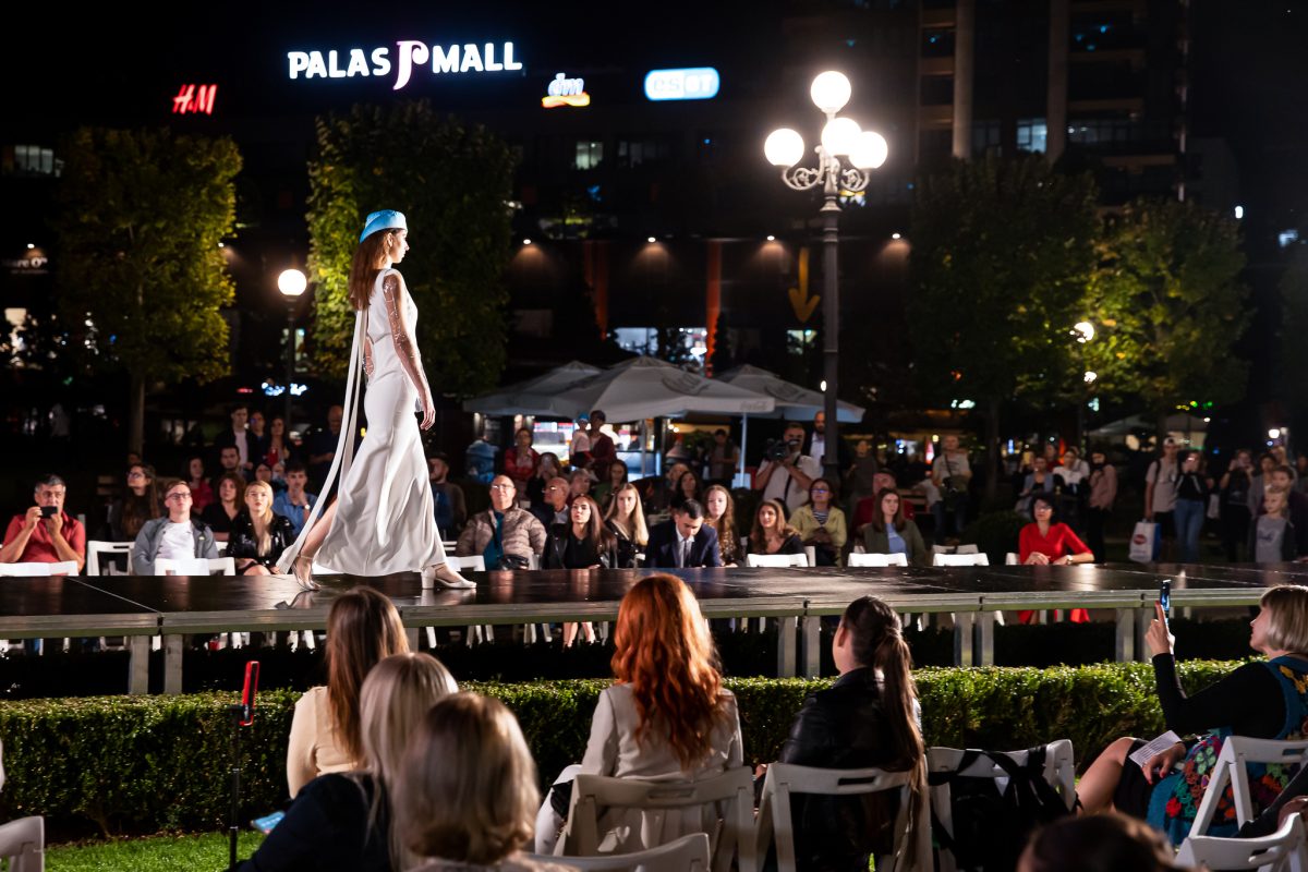 Noua generaţie de designeri îşi prezintă creaţiile la Art East Fashion Weekend, în grădina Palas