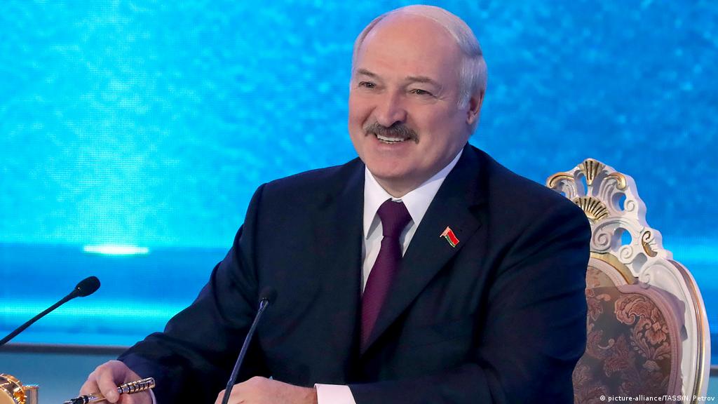Lukașenko s-a filmat când taie bușteni: „Brad sau mesteacăn, important e să le fie europenilor cald” – VIDEO
