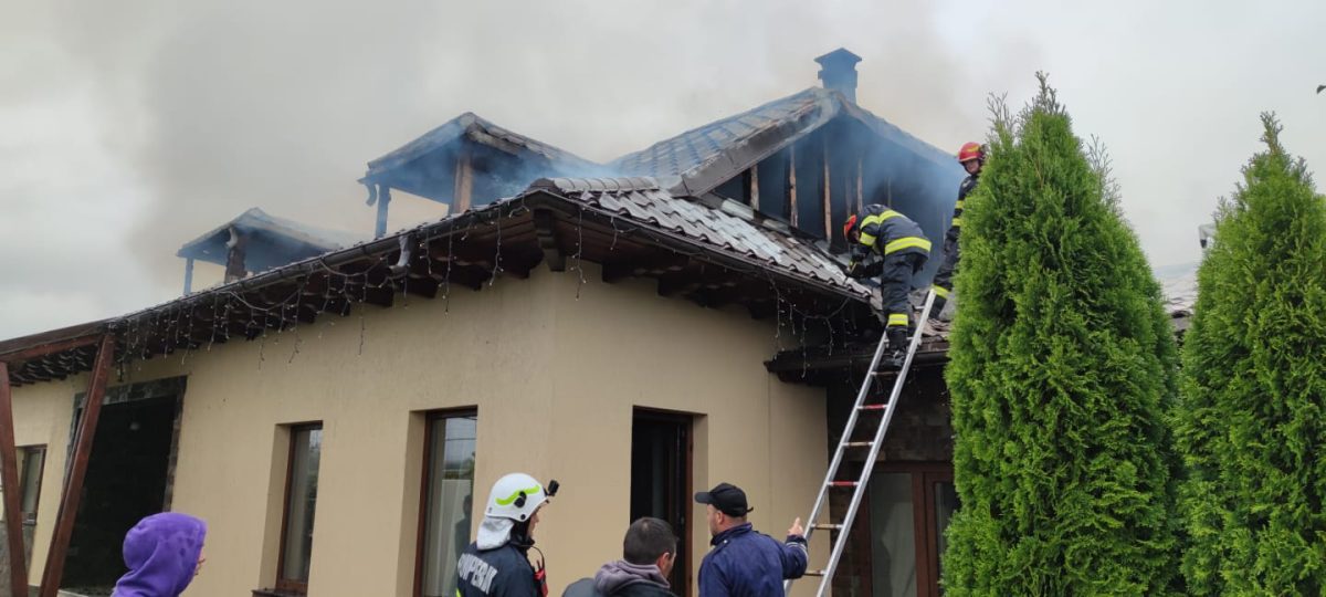 Incendiu la o casă din Pașcani, județul Iași. Pompierii intervin de urgență – FOTO