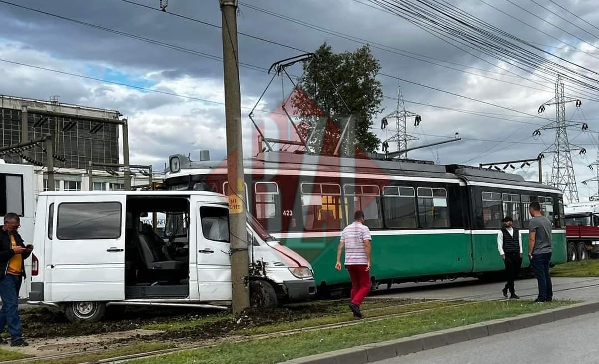 Accident pe Calea Chișinăului. Un Mercedes a rămas blocat pe șina de tramvai – EXCLUSIV/FOTO