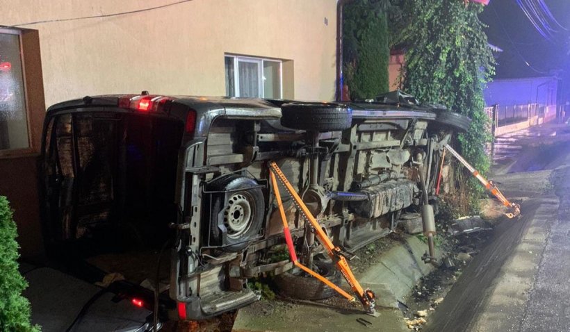 Un microbuz plin cu călători s-a răsturnat la Seini, în Maramureş. Patru oameni au rămas blocaţi în interior