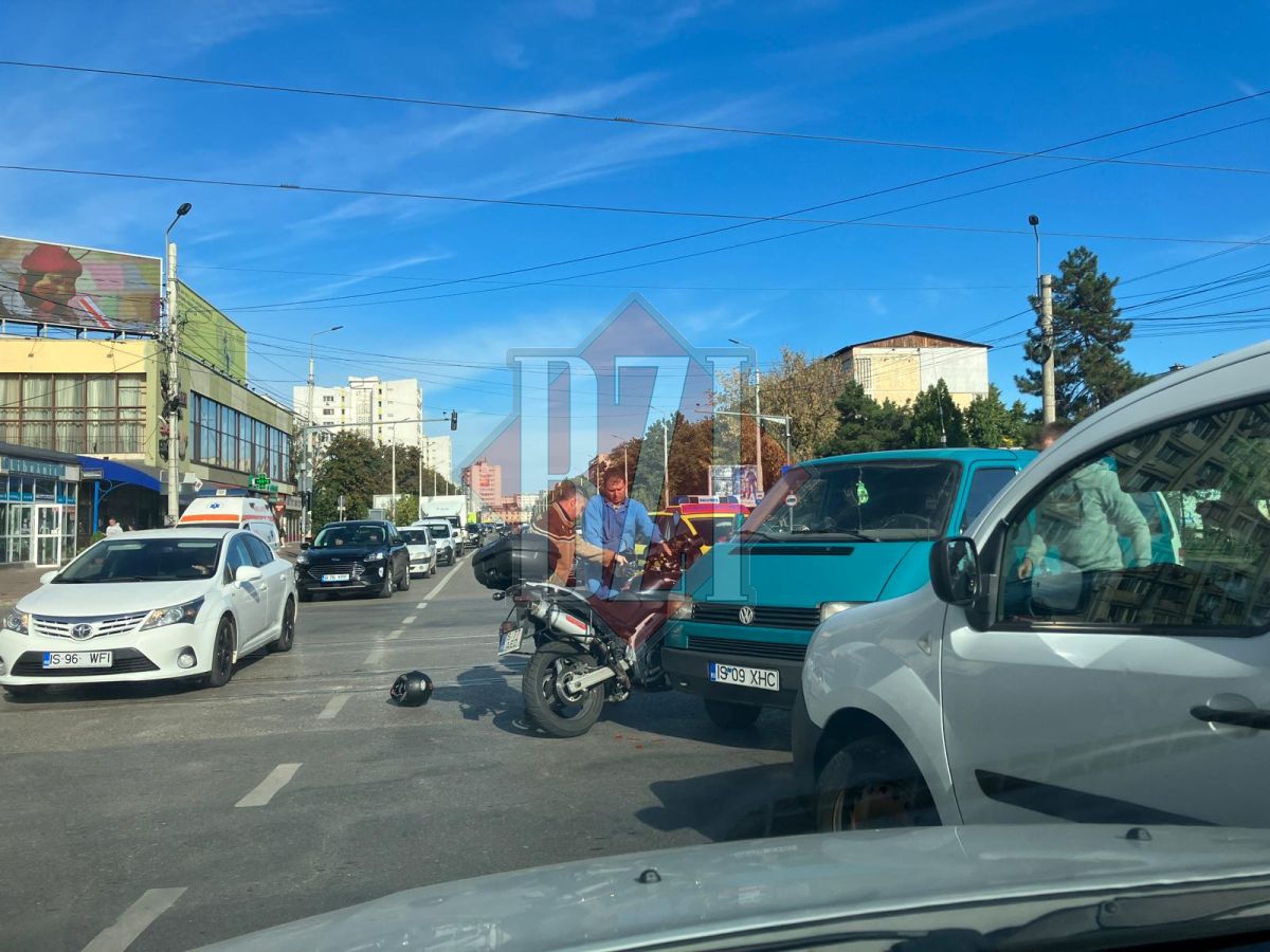 Accident rutier pe bulevardul Socola. Un autoturism şi o motocicletă s-au ciocnit – EXCLUSIV, FOTO