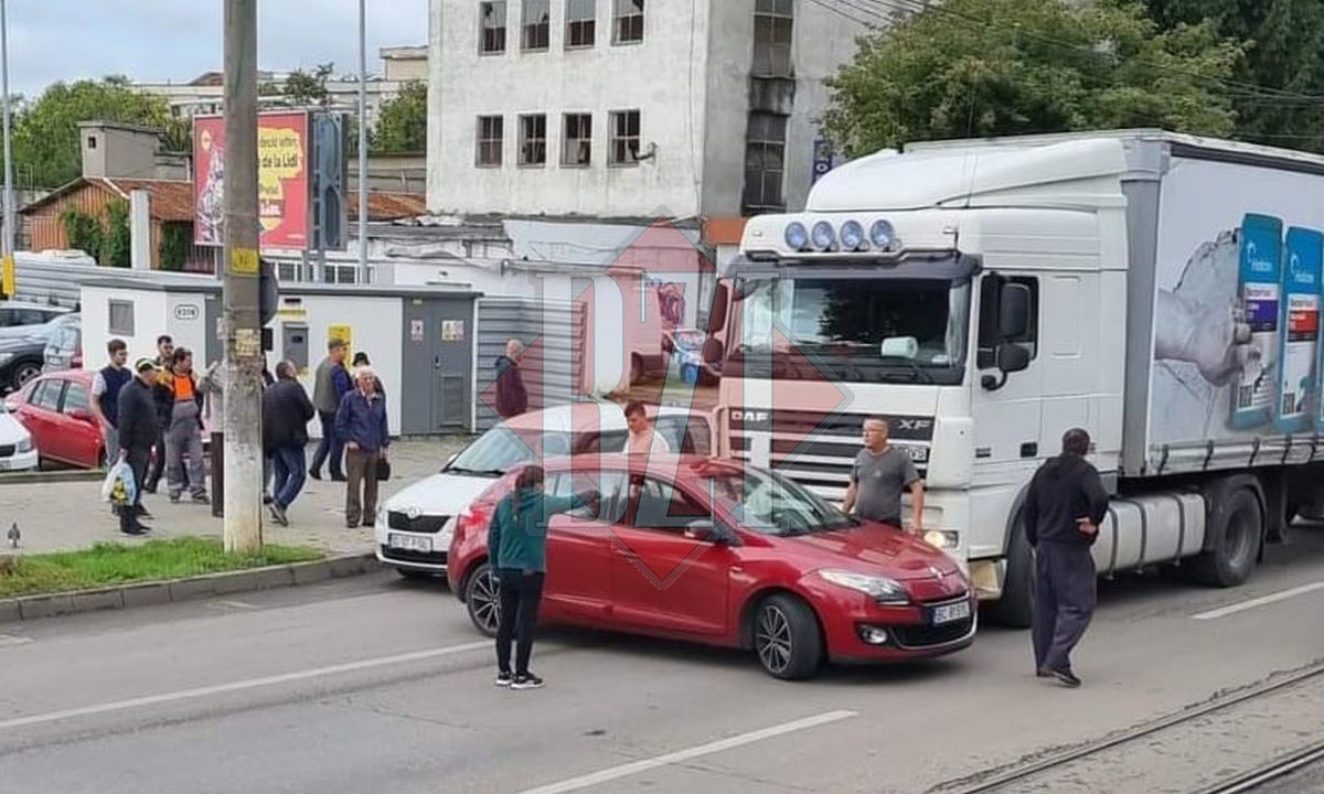 Accident rutier în Canta. O maşină a tăiat calea unui TIR – EXCLUSIV