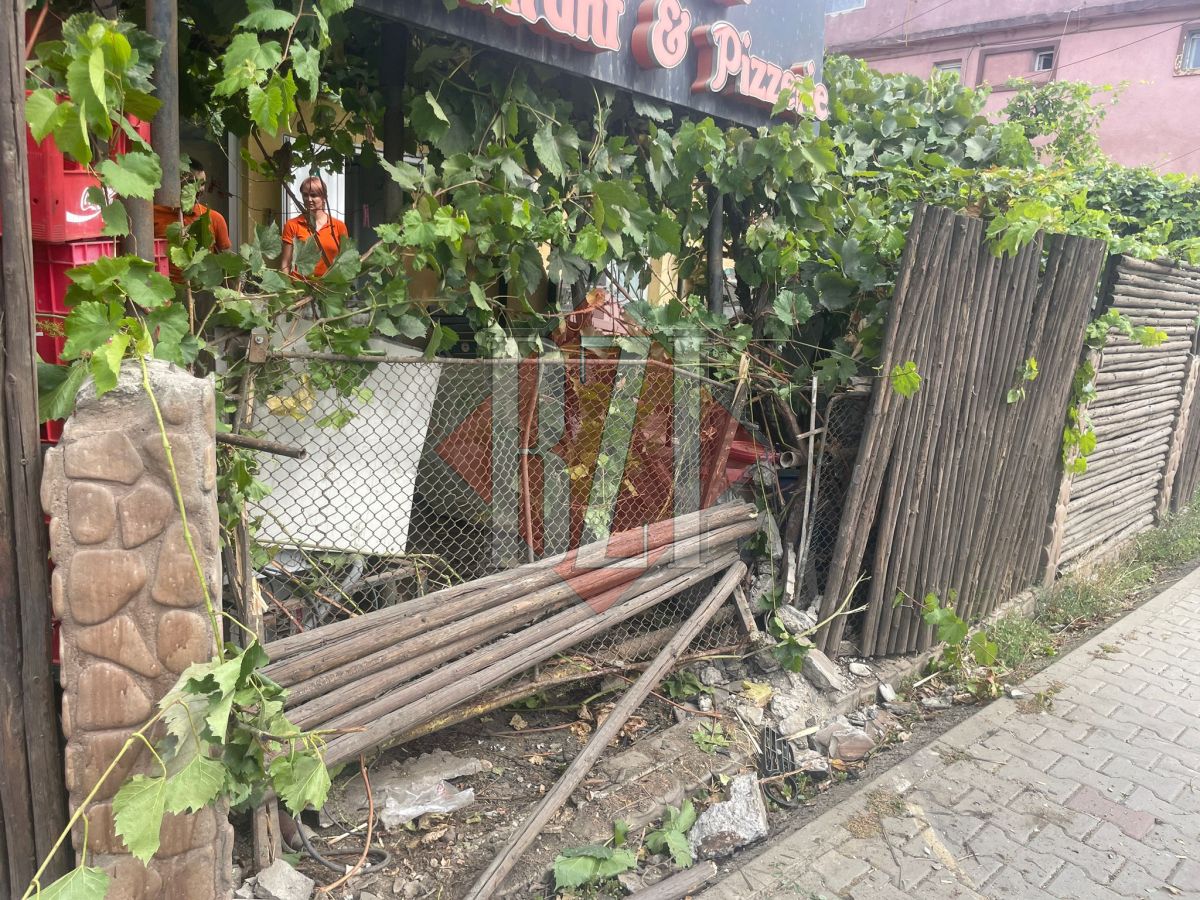 Accident rutier în cartierul Cantemir. Un autoturism a intrat în gardul pizzeriei Alila – EXCLUSIV, FOTO, UPDATE