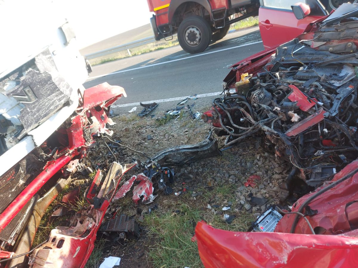 Accident rutier mortal în Galaţi. Un autoturism a fost distrus complet după coliziunea cu un TIR – FOTO