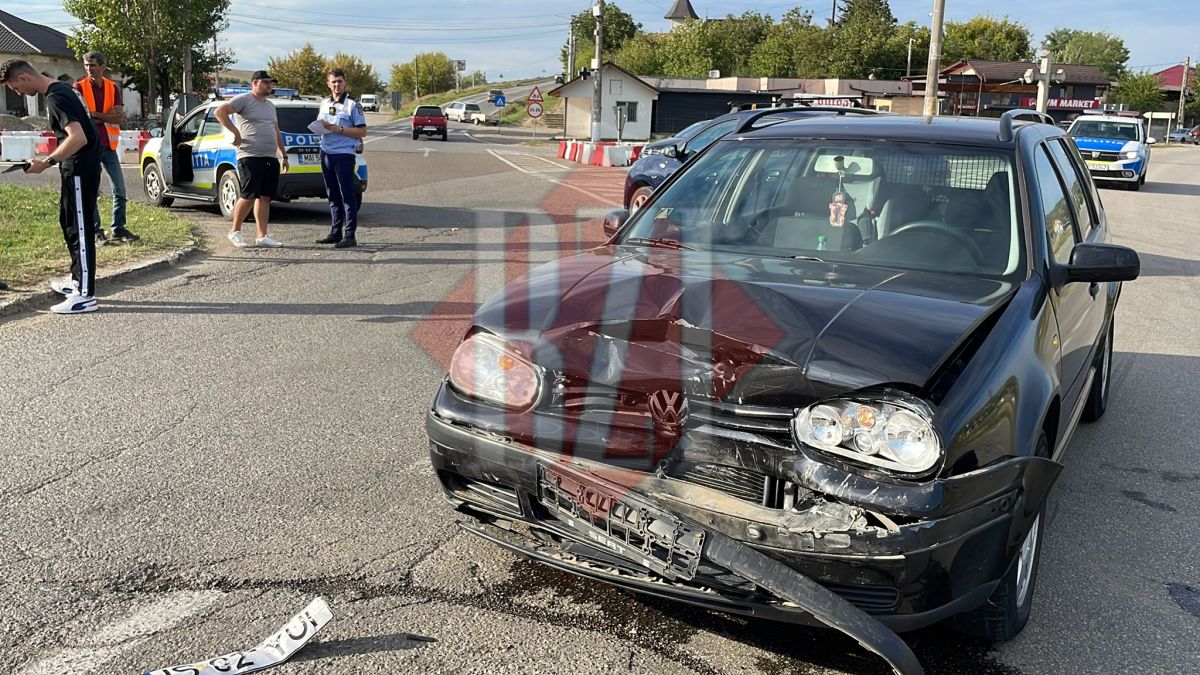 Accident rutier la sensul giratoriu din Vânători. Un Audi a intrat în coliziune cu un Volkswagen – EXCLUSIV/FOTO/VIDEO