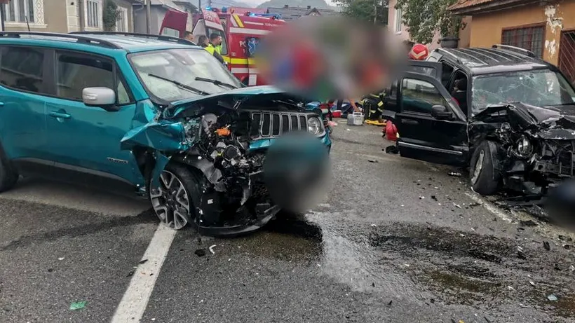 Doi adulți și șapte copii, răniți după impactul dintre două mașini pe un drum din județul Bistrița-Năsăud