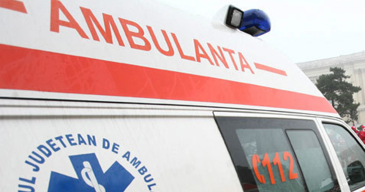 Un copil de 2 ani a căzut de la etajul 4, după ce s-a rezemat de fereastră