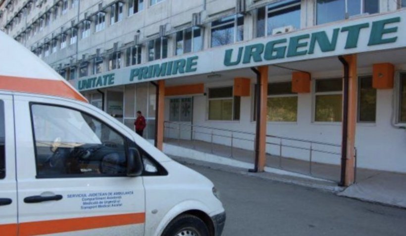Asistenta medicală care a înjurat o mămică venită cu copilul la camera de gardă a fost concediată: „Îi găsește dracii numai la ora asta să vină”