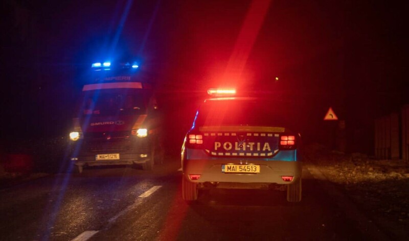 O maşină a căzut 30 de metri într-o prăpastie, pe DN 13 A
