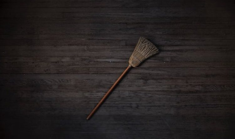 Un bărbat din Bistriţa-Năsăud a fost bătut cu mătura de soţie. Incredibil ce motiv a avut femeia 