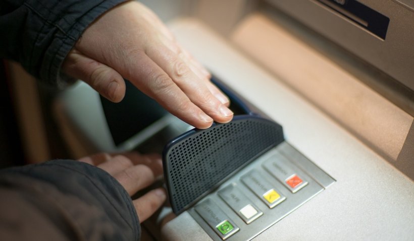 Un bărbat a primit în cont un împrumut de 6 milioane de euro în loc de 60.000. Banca și-a dat seama de eroare prea târziu
