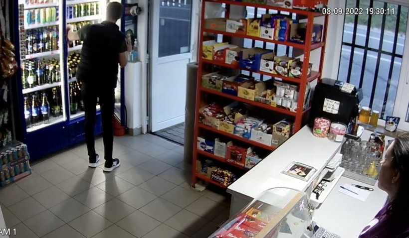 Bărbat din Vaslui, viral pe internet după ce a furat bere sub ochii vânzătoarei: „A dat omul bună ziua? A costat trei beri” – VIDEO