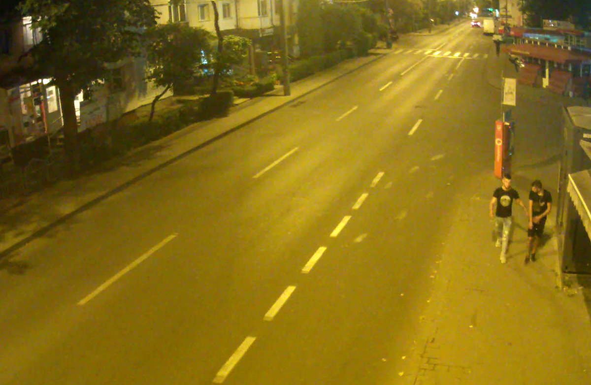 Îi recunoașteți? Polițiștii ieșeni au nevoie de ajutor pentru identificarea a doi bărbați suspectați de tâlhărie