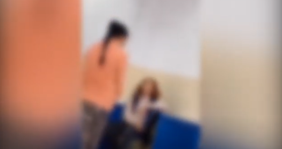 Bătaie la o şcoală din Iaşi. Două eleve şi-au împărţit palme şi picioare – FOTO