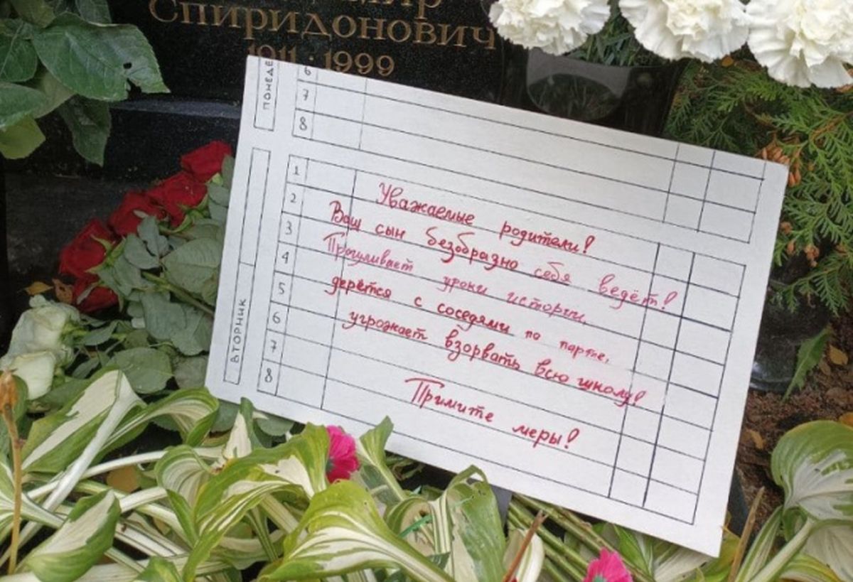 Activiştii anti-război au lăsat un mesaj la mormântul părinţilor lui Putin: „Fiul dumneavoastră se poartă urât!”