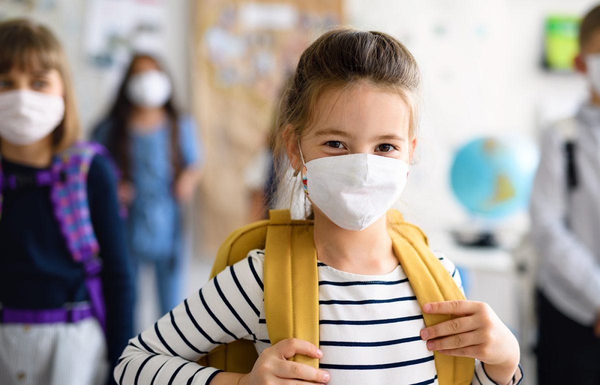 Mâine începe școala. Ministerul Sănătății recomandă purtarea măștilor de protecție în instituțiile de învățământ. Avertismentele epidemiologilor