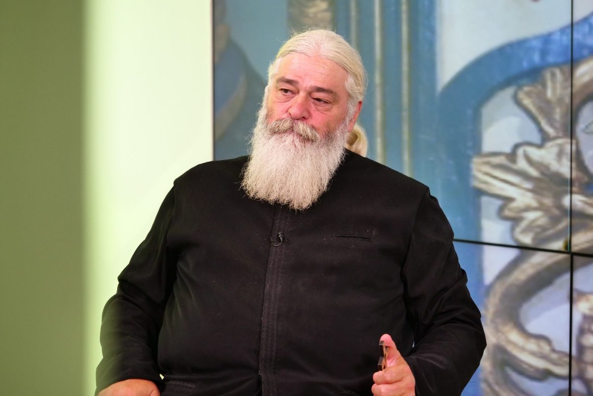Cum trebuie să fie o soacră. Părintele Calistrat Chifan de la Mănăstirea Vladiceni: „Treceţi peste toate lucrurile acestea că greşiţi” – VIDEO
