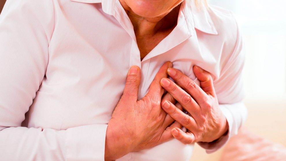 femeie care se tine de inima din cauza disectiei de aorta