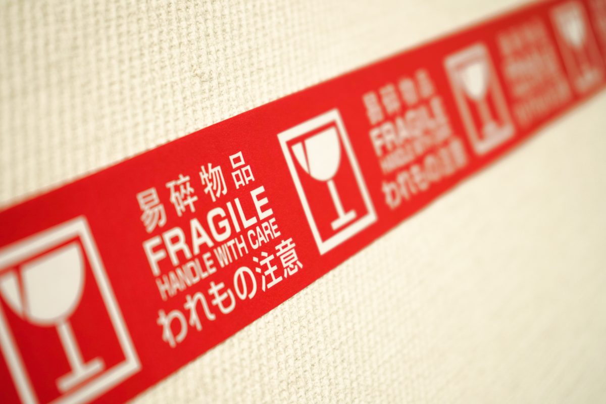 Împachetarea obiectelor fragile – cum trebuie realizat corect acest proces?
