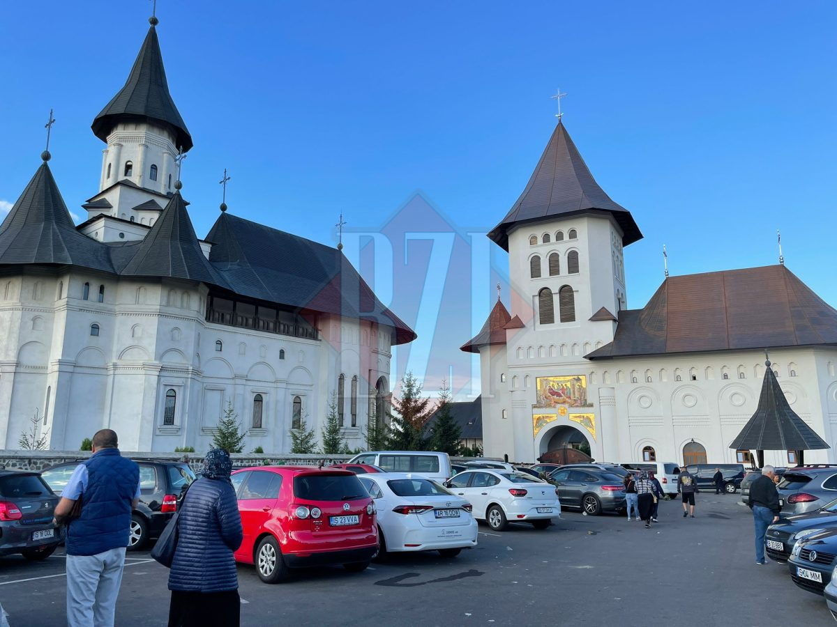 Sute de credincioși participă la Hramul Mânăstirii „Nașterea Maicii Domnului”- Hadâmbu – GALERIE FOTO
