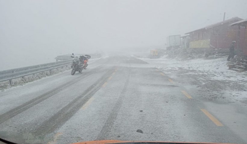 Lapoviţă şi ninsoare pe Transalpina: ,,Evitați deplasarea dacă nu aveți autovehicule echipate de iarnă!”