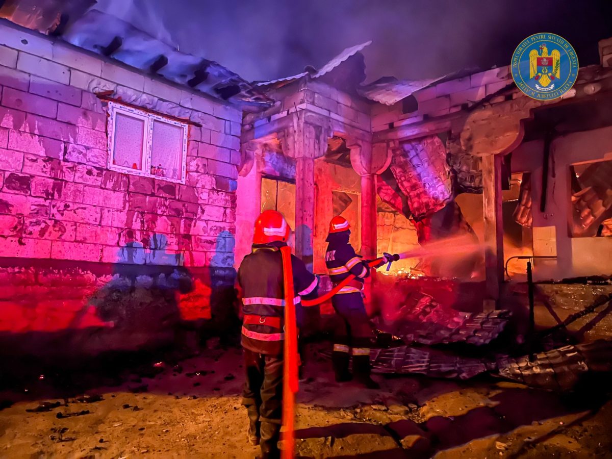 Patru locuinţe incendiate în Tulcea. Piromanul este căutat de oamenii legii – FOTO, VIDEO