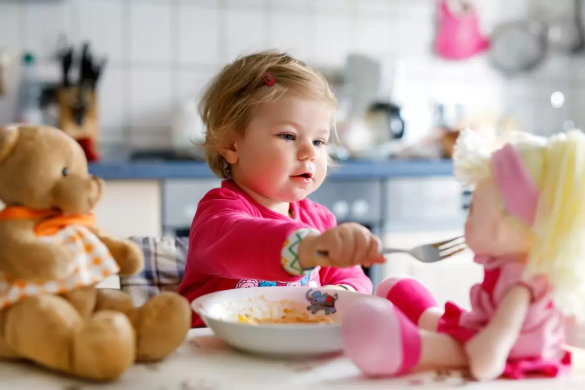Mâncare pentru copii de 2 ani. Ce alimente recomandă specialiștii