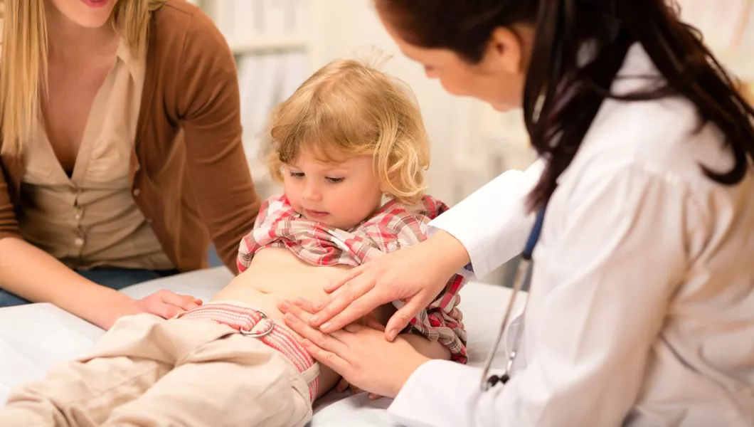 medic care verifica burta unui copil 