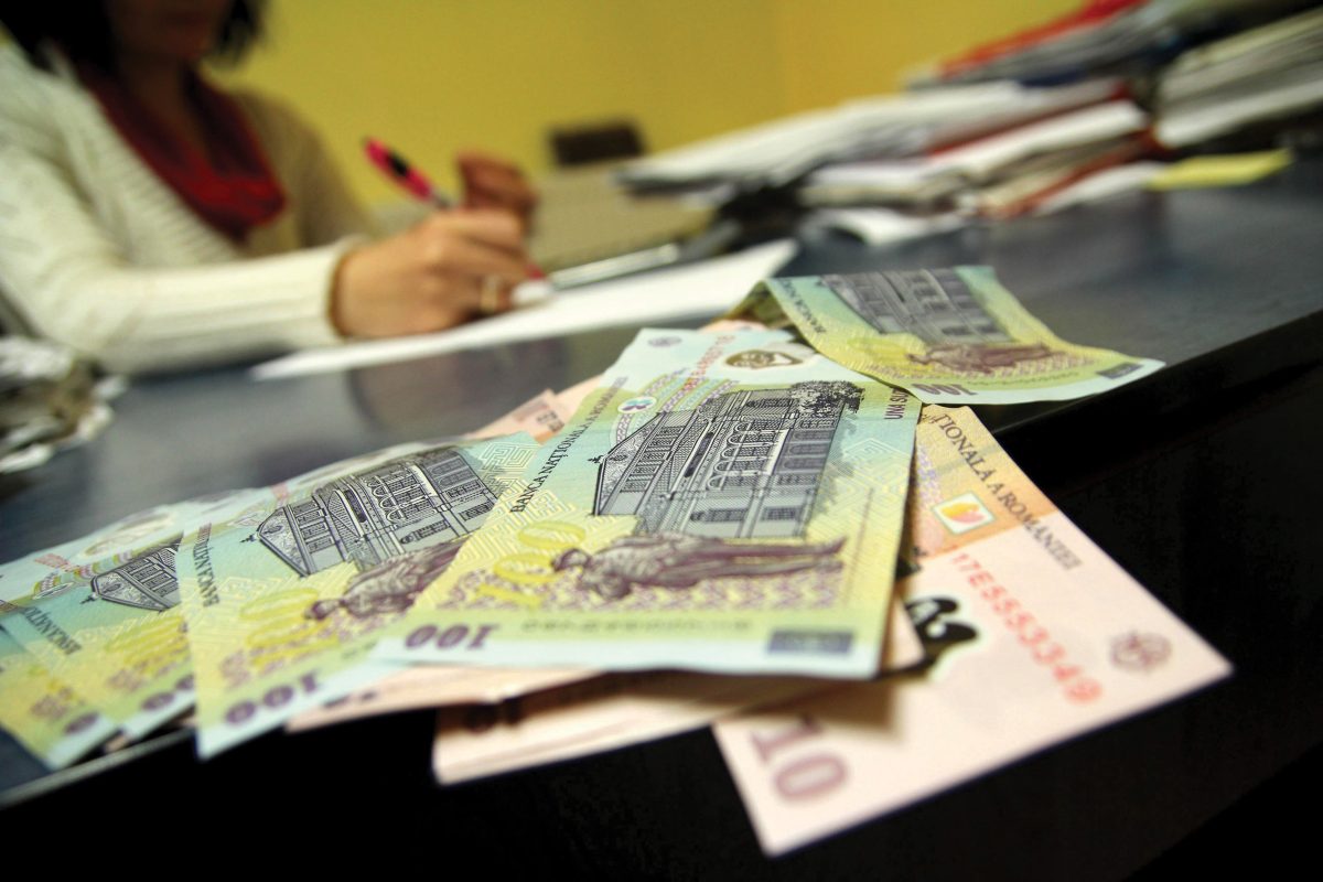 Pensionarii au ajuns să se împrumute la CAR şi de 200 lei pentru a-și plăti facturile la curent și gaze