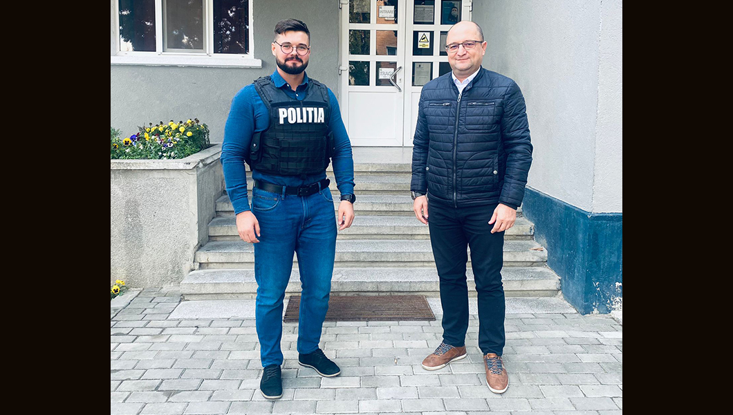 Un bărbat din Pașcani a donat un lot de cărți în care se aflau bani. Biblioteca Municipală a anunțat Poliția pentru a restitui suma