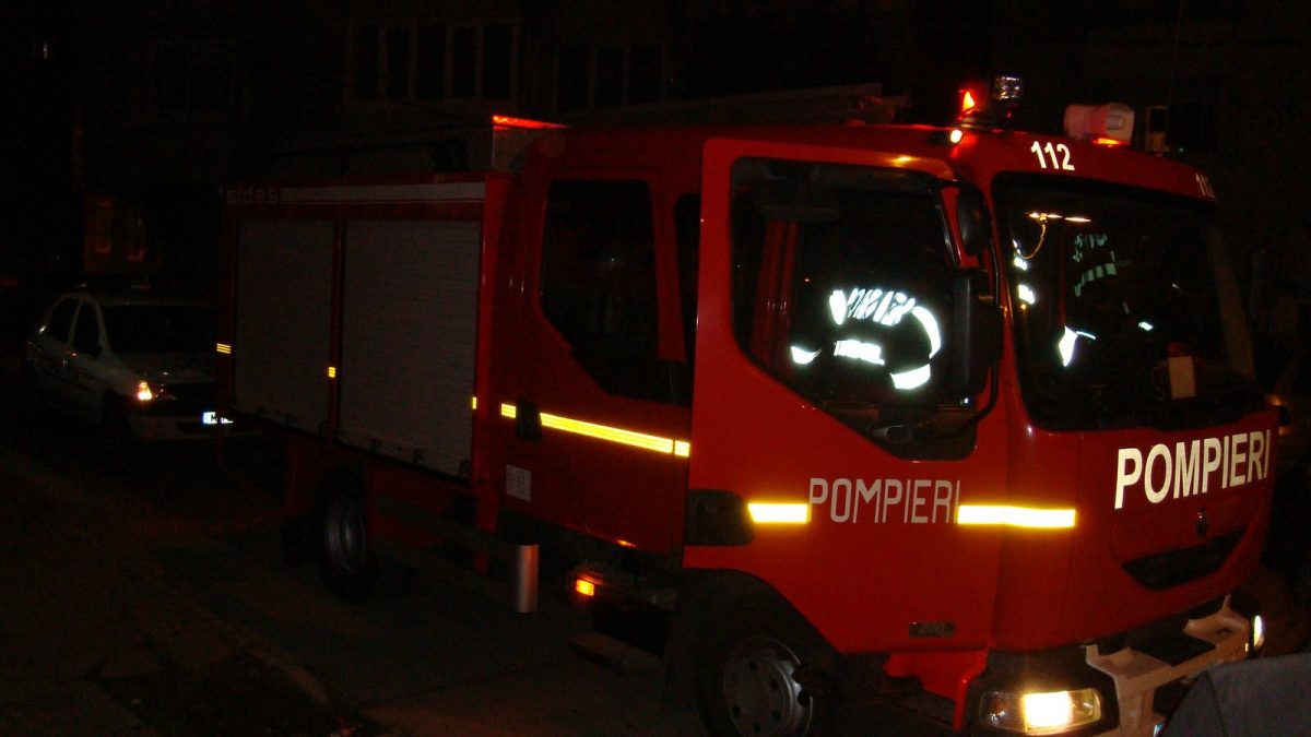 Incendiu în județul Iași. Flăcările au cuprins un depozit de material lemnos din curtea unei persoane – EXCLUSIV
