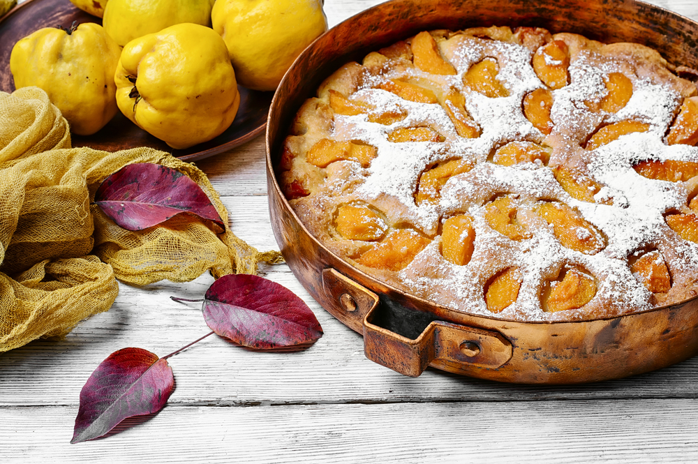 Prăjitură cu gutui caramelizate, un desert irezistibil. Rețeta cu care vei pregăti acasă o prăjitură gustoasă și rafinată