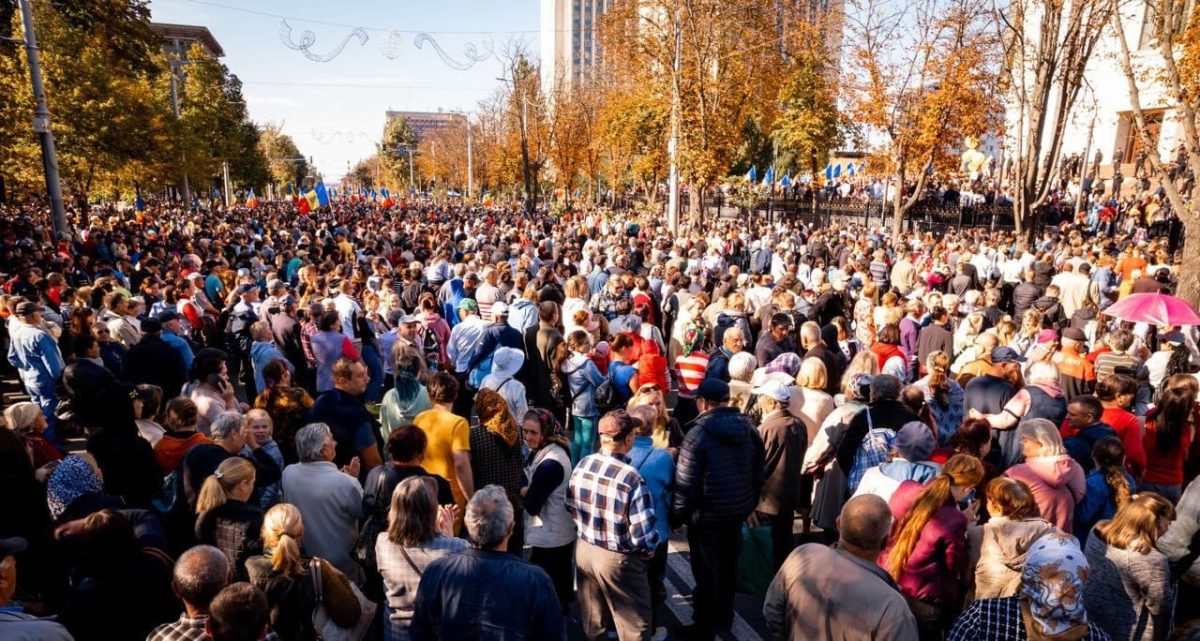 Mai mulți oameni au ieșit în stradă la protest în Chișinău – FOTO
