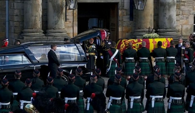 Prima procesiune religioasă pentru Elisabeta a II-a, la Edinburgh. Regele Charles conduce cortegiul funerar pe jos, îmbrăcat în uniformă militară – LIVE VIDEO