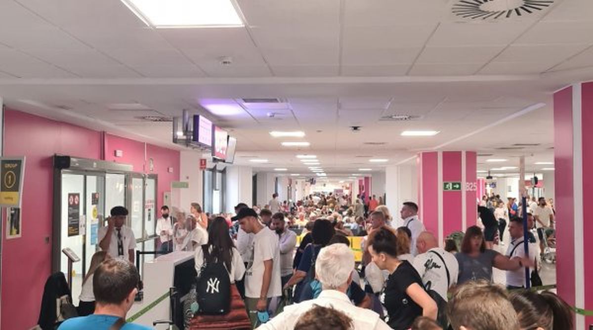Revoltă şi haos pe aeroportul Otopeni. Oamenii protestează: „Bătaia de joc a Blue Air la adresa românilor”
