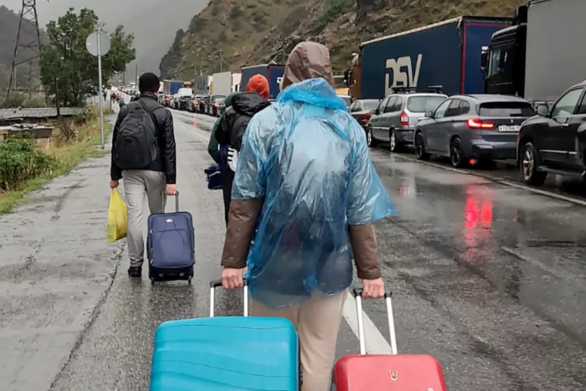 Rușii, disperați, trec granița pe jos în Georgia pentru a scăpa de mobilizarea parțială