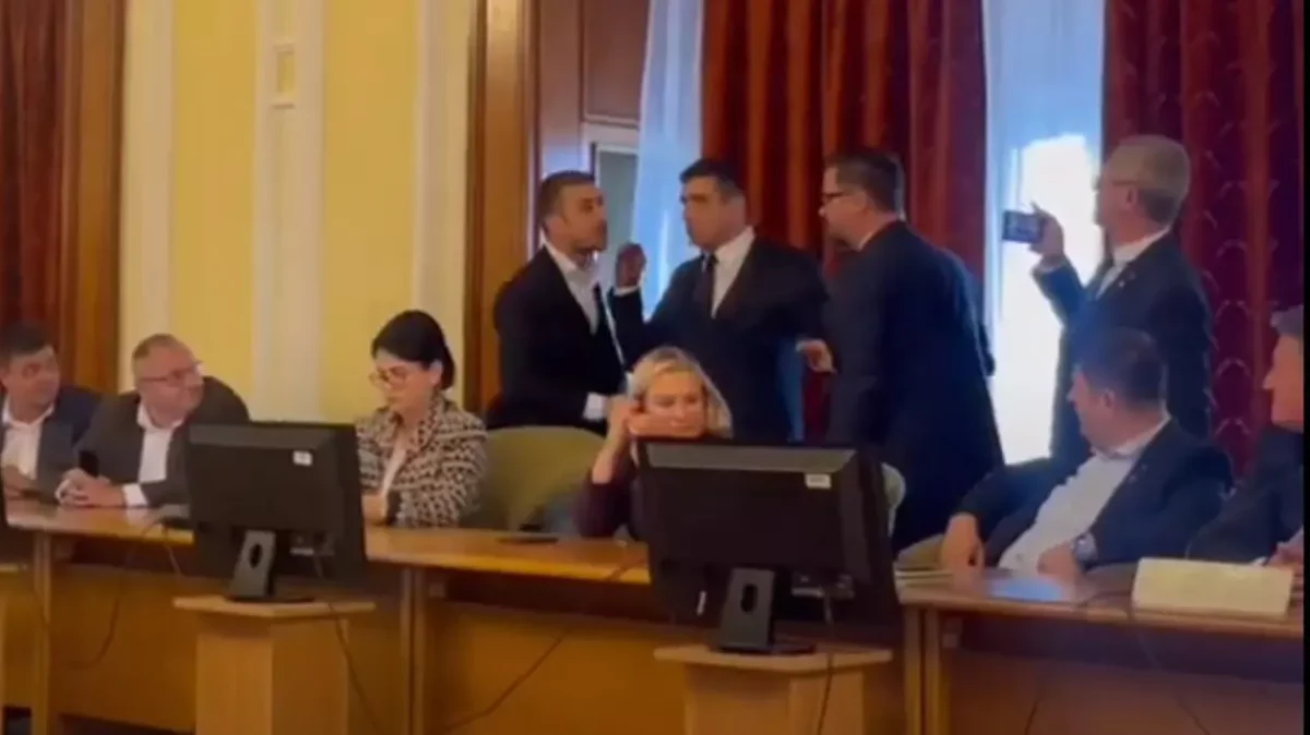 Scandal în Parlamentul României, pe tema creșterii salariilor demnitarilor. Parlamentarii au fost la un pas să se ia la bătaie – VIDEO