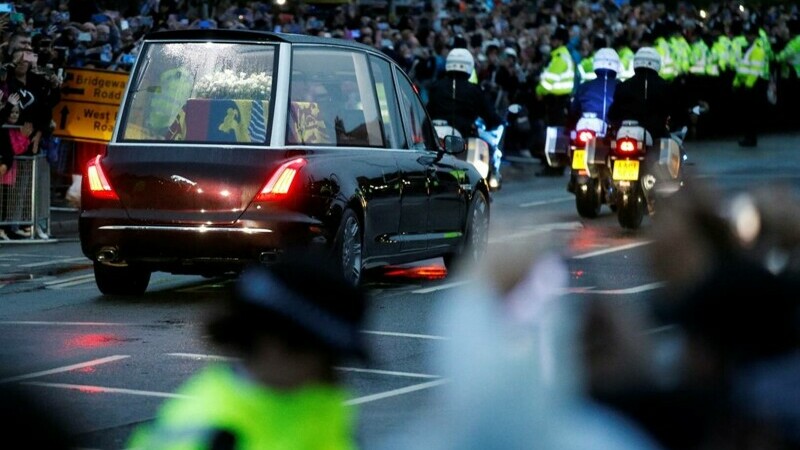 Sicriul Reginei Elisabeta a ajuns la Londra. Este transportat la Palatul Buckingham – LIVE VIDEO