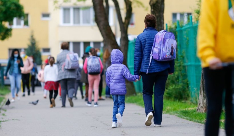Sorin Cîmpeanu, mesaj ferm la începerea şcolilor: ,,Directorii care nu primesc bunicii şi părinţii alături de elevi vor fi cercetaţi disciplinar”