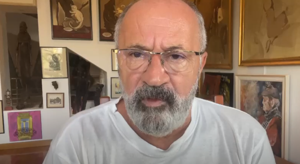 S-a sinucis cu foarfeca în gât?