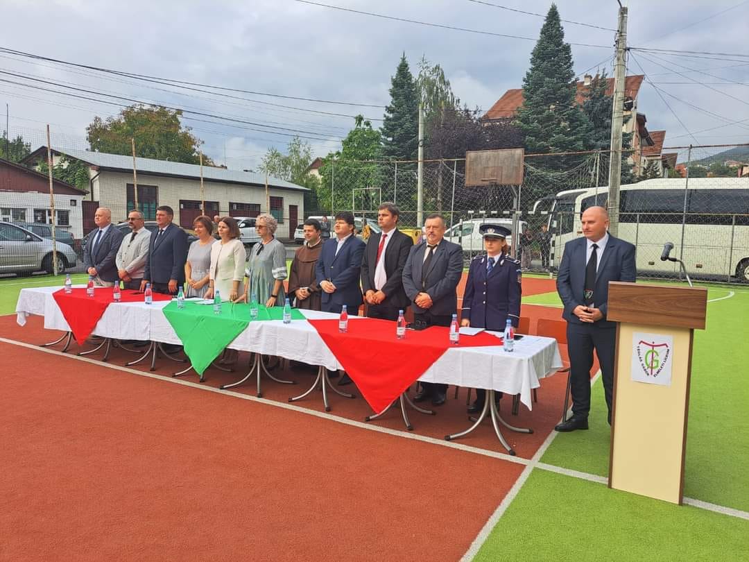 Steagul Ungariei afișat la o școală din România