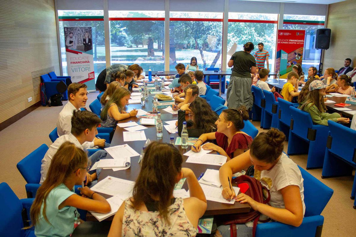 BNR, ASF, MF și ARB au organizat „Tabăra urbană de educație financiară”